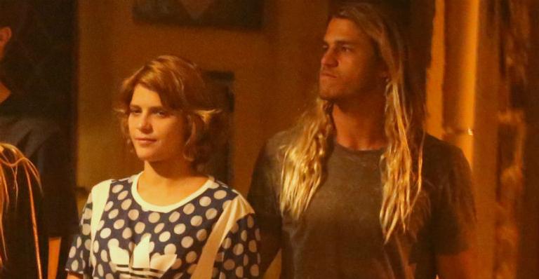 Isabella Santoni curte noite com o surfista Caio Vaz