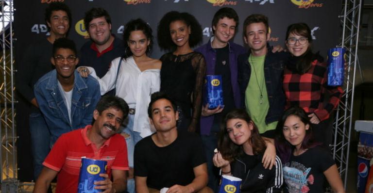 Elenco de ‘Malhação’ curte sessão VIP de cinema