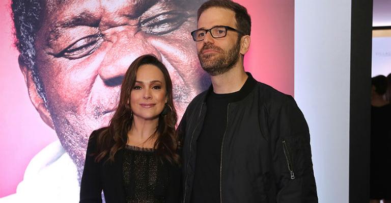 Em rara aparição, Gabriela Duarte posa ao lado do marido