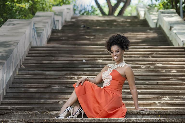 “A gente se sente invisível em alguns momentos”, dispara Adriana Lessa sobre racismo