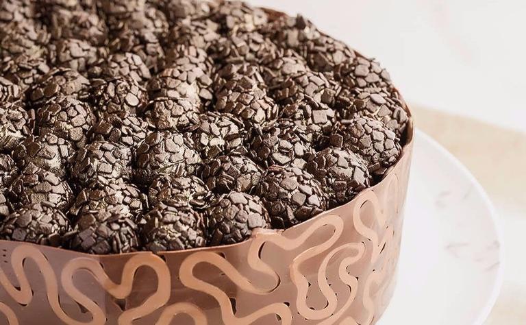 Clássico reinventado: bolo de brigadeiro