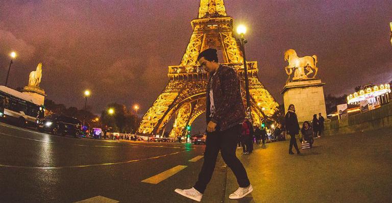 Whindersson Nunes posa com fãs nas ruas de Paris