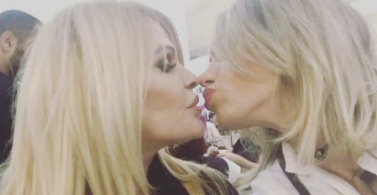 Monique Evans é atacada na web após postar vídeo beijando a namorada