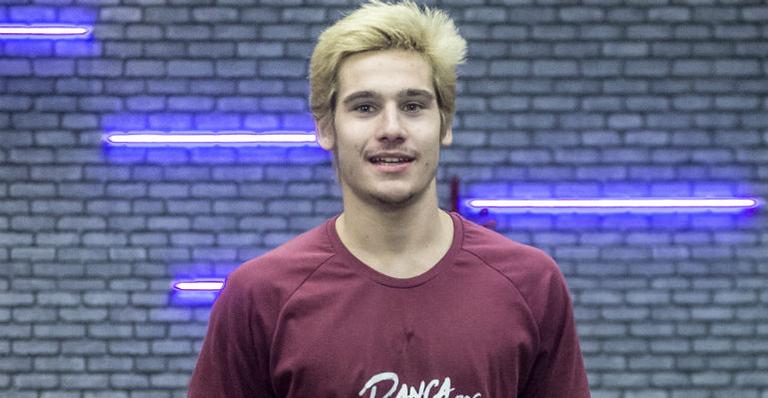 Nicolas Prattes marca encontro com fãs, mas ninguém aparece