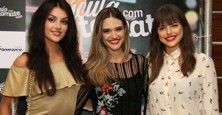 Juliana Paiva recebe amigos na pré-estreia de novo filme