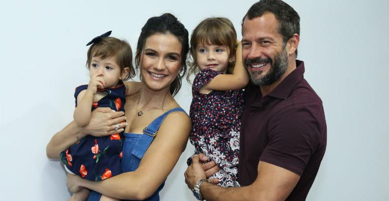 Filhas de Malvino Salvador e Kyra Gracie roubam a cena em evento