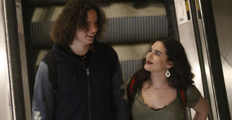 Lívian Aragão passeia no shopping com o namorado