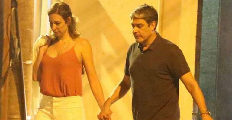 William Bonner posta primeira foto ao lado da nova namorada