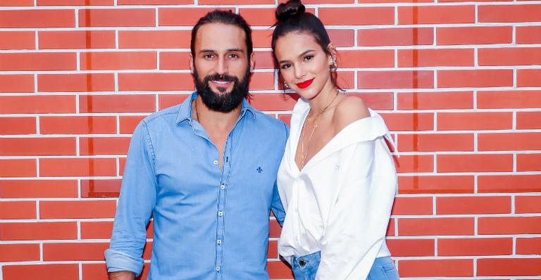 Bruna Marquezine curte evento fashion com seu futuro par romântico