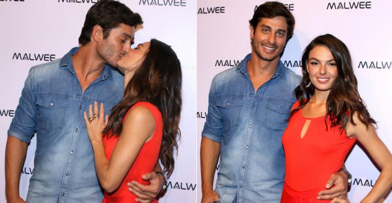 Isis Valverde curte o carinho do namorado em evento fashion