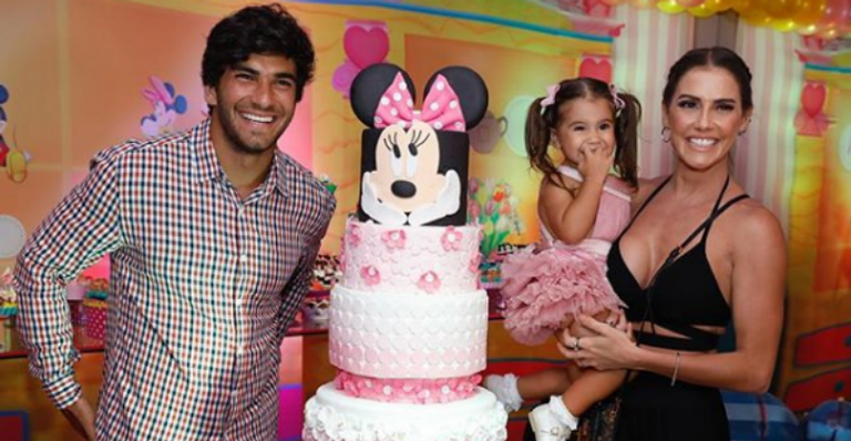 Deborah Secco comemora o aniversário de 2 anos da filha com festão da Minnie