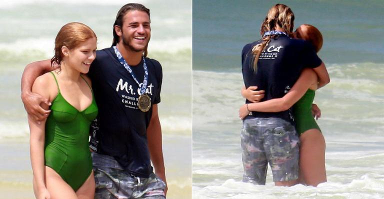 Assumidíssimos, Isabella Santoni e o surfista Caio Vaz trocam beijos na praia