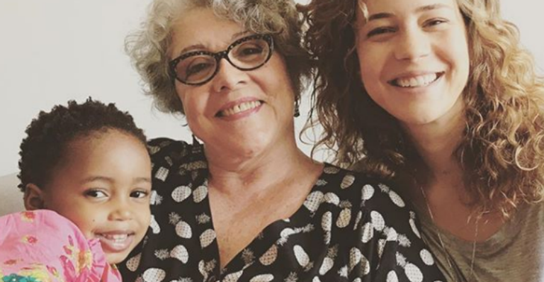 Leandra Leal parabeniza a mãe e posta rara foto da filha