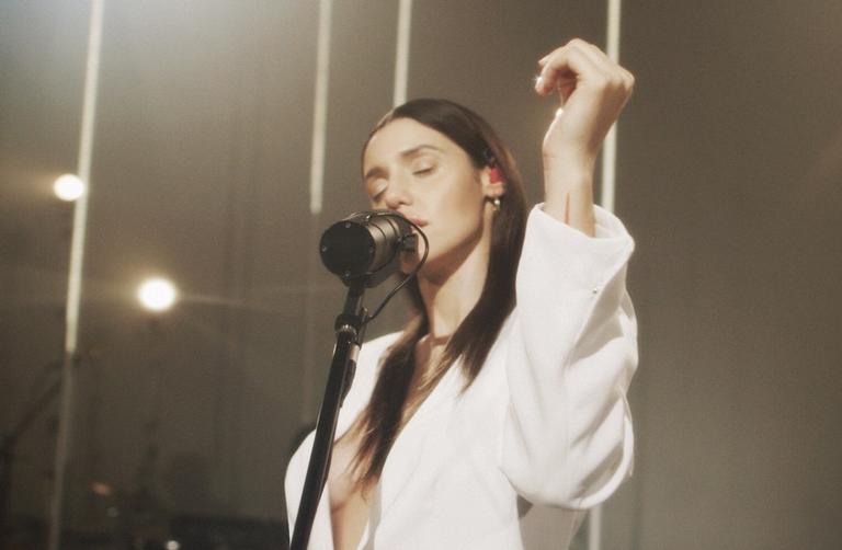 Anota aí: Tássia Holsbach lança clipe novo para Tão Bem