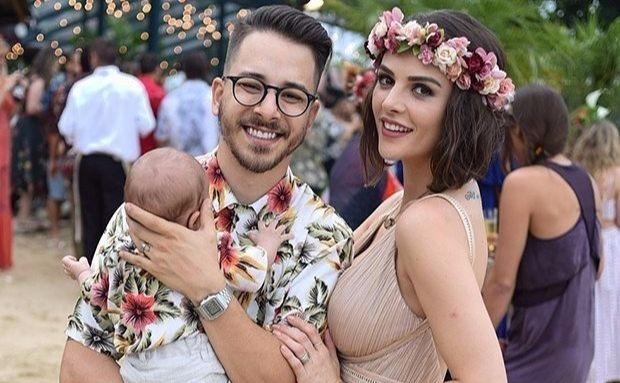 Junior Lima e o filho, Otto, usam looks iguais em casamento