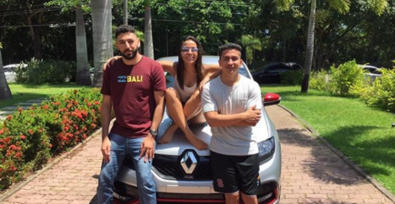 Melhor chefe do mundo! Anitta sorteia carro e viagem na ‘festa da firma’