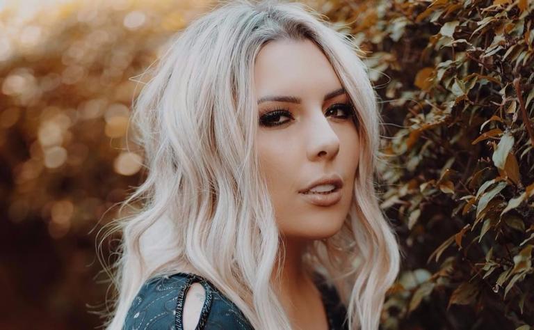 Ana Clara assina contrato com a Universal Music