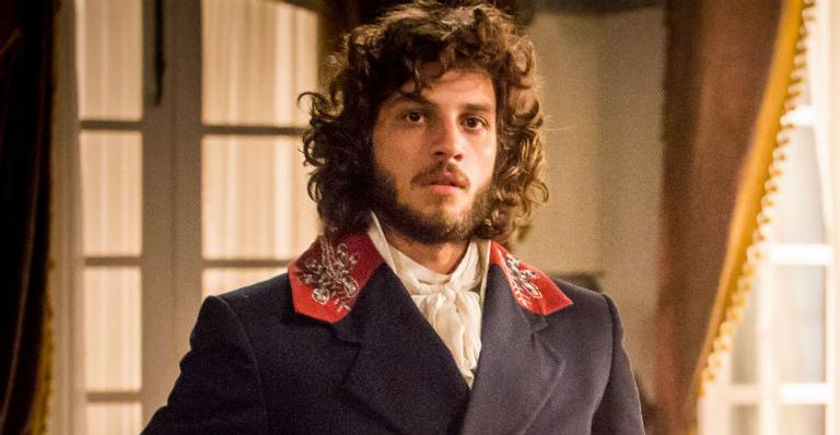 Chay Suede muda o visual e raspa o cabelo