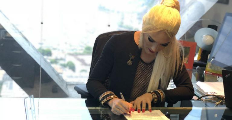 Aretuza Lovi assina contrato com a Sony