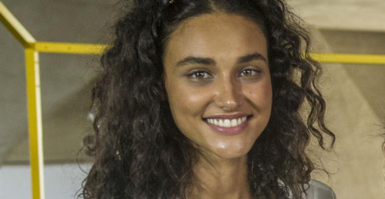 Grávida, Débora Nascimento exibe a barriguinha em aula de natação