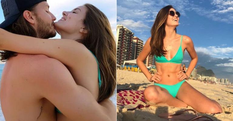 Camila Queiroz curte praia com Klebber Toledo e exibe barriga tanquinho