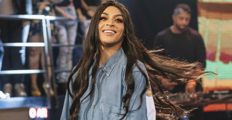 Pabllo Vittar canta Whitney Houston no ‘Altas Horas’ e é aplaudida de pé!