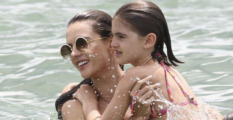 Alessandra Ambrósio curte dia de praia com a filha, Anja