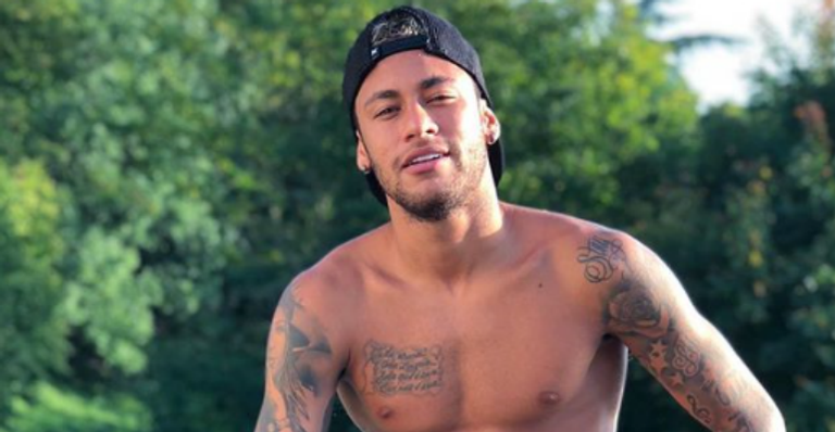 Neymar posta foto da virada ao lado do filho e Bruna Marquezine