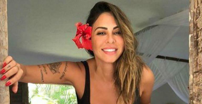Alinne Rosa exibe corpão durante férias na Bahia