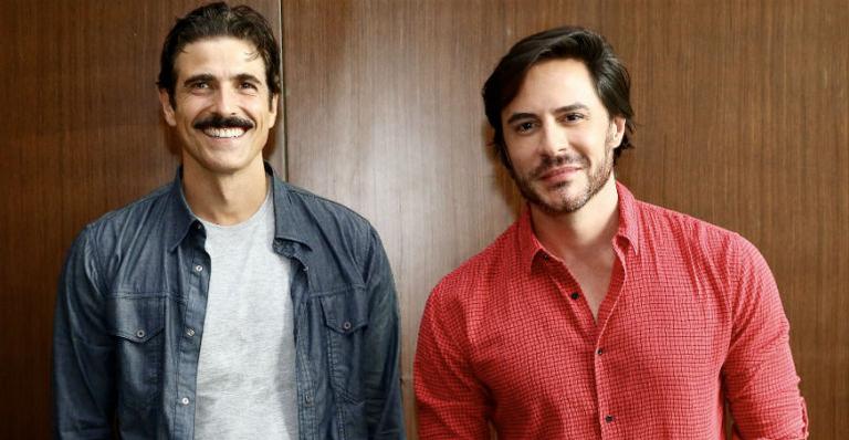 Reynaldo Gianecchini e Ricardo Tozzi interpretam guardas imperiais no teatro