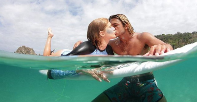 Isabella Santoni comemora um mês de namoro com Caio Vaz