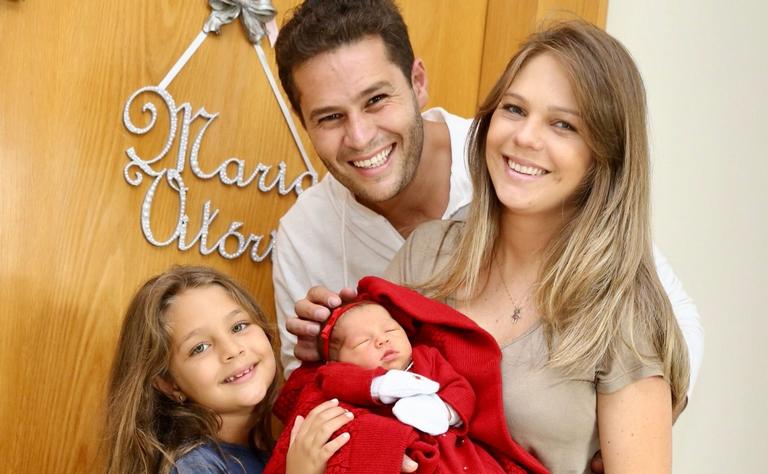 Pedro Leonardo e Thais Gebelein deixam a maternidade com Maria Vitória
