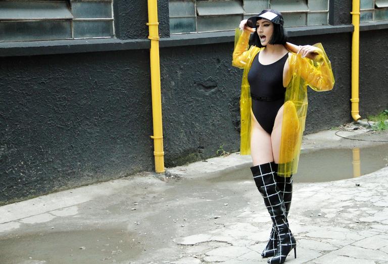Jenni Mosello mostra sua força em seu novo clipe, Vou gritar