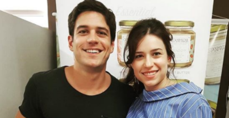 Marco Pigossi posa com a irmã e semelhança chama atenção