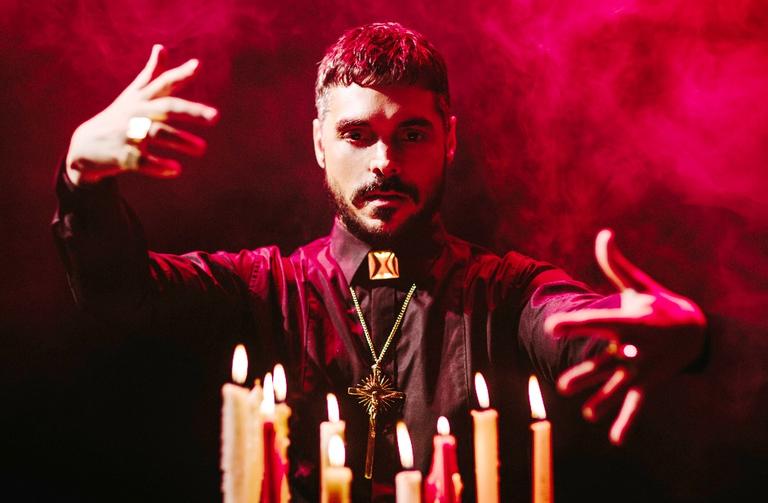Paulo Ho explora música, teatro e performance em seu show