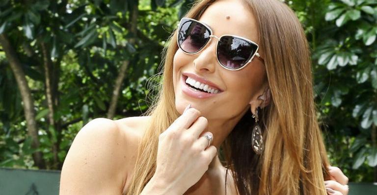 Esbanjando alegria, Sabrina Sato exibe aliança de noivado!