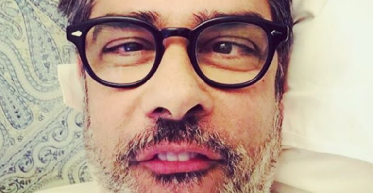 De férias, William Bonner abandona visual sério da TV e diverte fãs na web