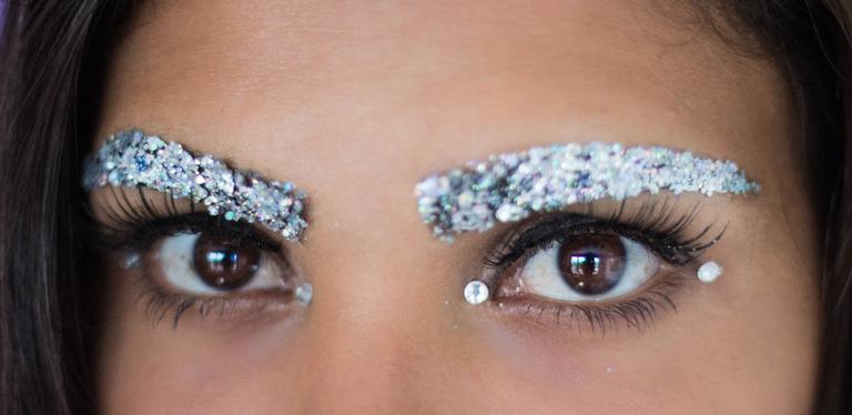 Aposte na sobrancelha com glitter neste Carnaval