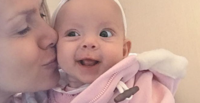 Eliana leva a filha Manuela, de 4 meses, para a primeira viagem internacional