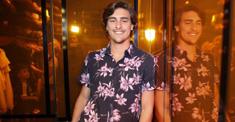 Bruno Montaleone participa de lançamento fashion e recebe elogio da namorada, Sasha Meneghel