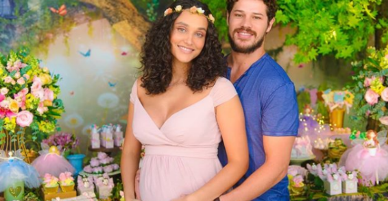 Débora Nascimento e José Loreto fazem chá de bebê para a filha