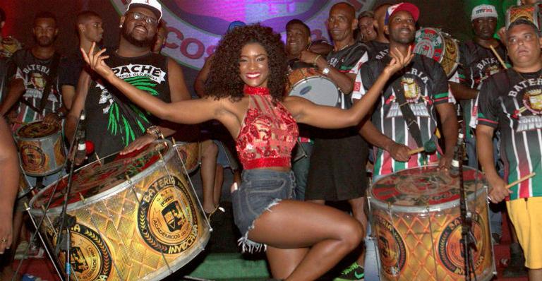 Erika Januza cai no samba em ensaio de Carnaval