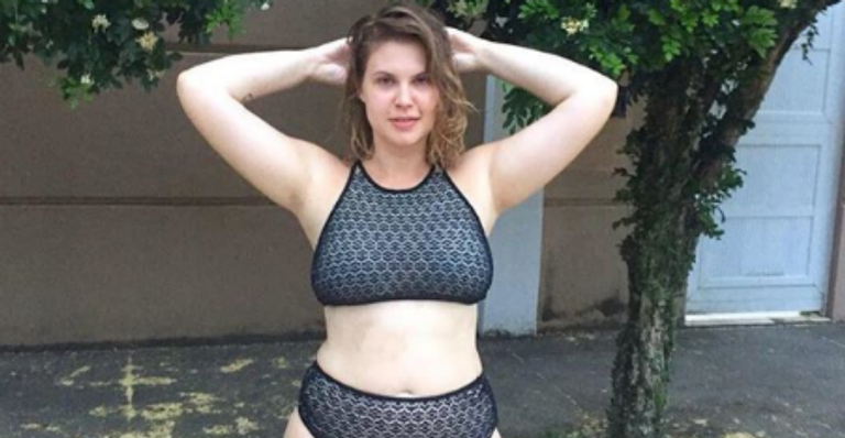 Carolinie Figueiredo exibe curvas só de biquíni: “Cansei de me esconder embaixo de roupa!”