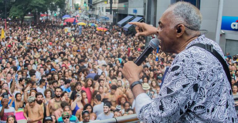 Gilberto Gil agita multidão em esquenta de Carnaval