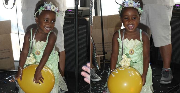 Filha de Leandra Leal cai na folia em bailinho de carnaval