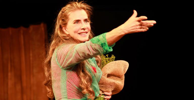 Maitê Proença comemora 60 anos no palco