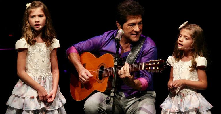 Daniel se apresenta ao lado das filhas, Lara e Luiza