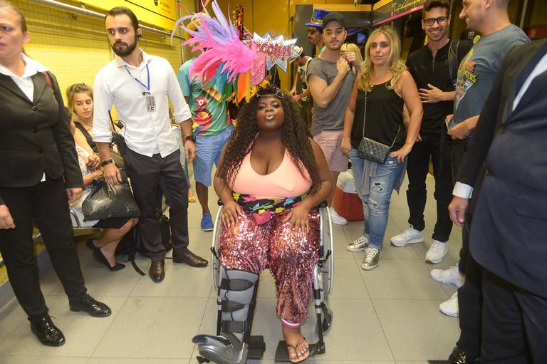 Jojo Todynho passeia no metrô de SP com cadeira de rodas