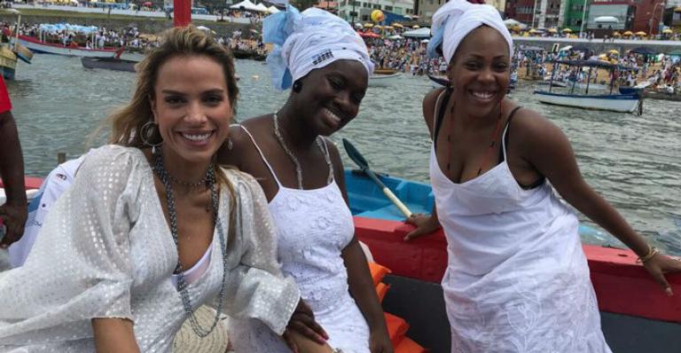 Ligia Mendes participa da festa de Iemanjá em Salvador