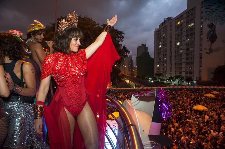 Alessandra Negrini brilha no bloco Acadêmicos do Baixo Augusta